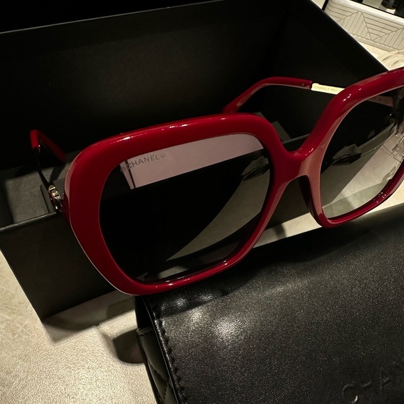 Chanel - Picture 2 of 12